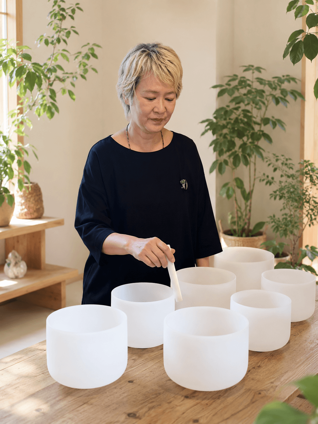 クリスタルシンギングボウルを奏でる代表